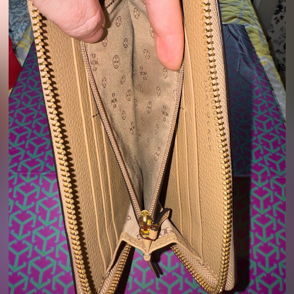 Tory Burch Bombe T Zip Continental Wallet - Picture 11 of 11